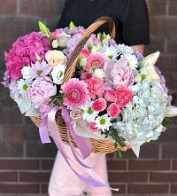Цветочная композиция из Розы, Хризантемы, Пионы и Лизиантусы в корзине в Новой Деревне