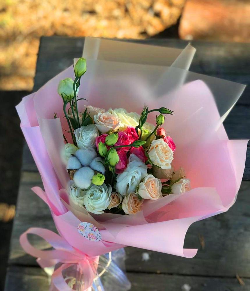 Букет цветов из: Розы и Лизиантусы в Новой Деревне