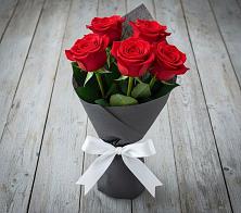 Букет 5 Красных роз Эдлесс Лав в Новой Деревне