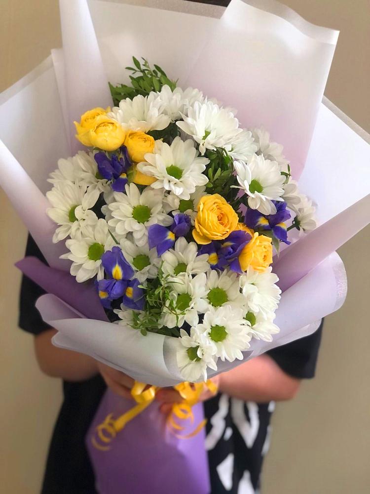 Букет цветов из: Ирисы, Хризантемы и Розы в Новой Деревне