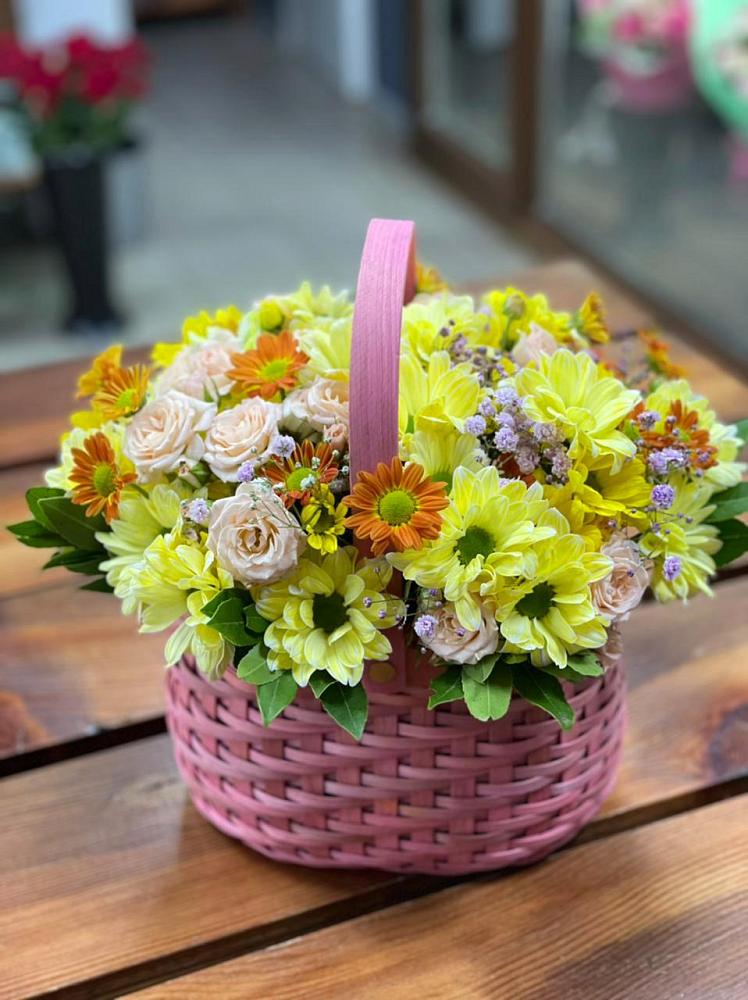 Цветочная композиция из Хризантемы и Розы в корзине в Новой Деревне