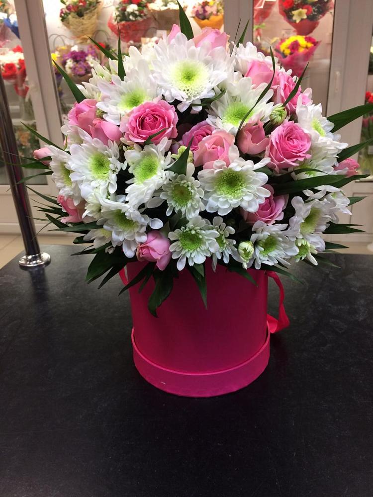 Цветочная композиция из Розы и Хризантемы в шляпной коробке в Новой Деревне