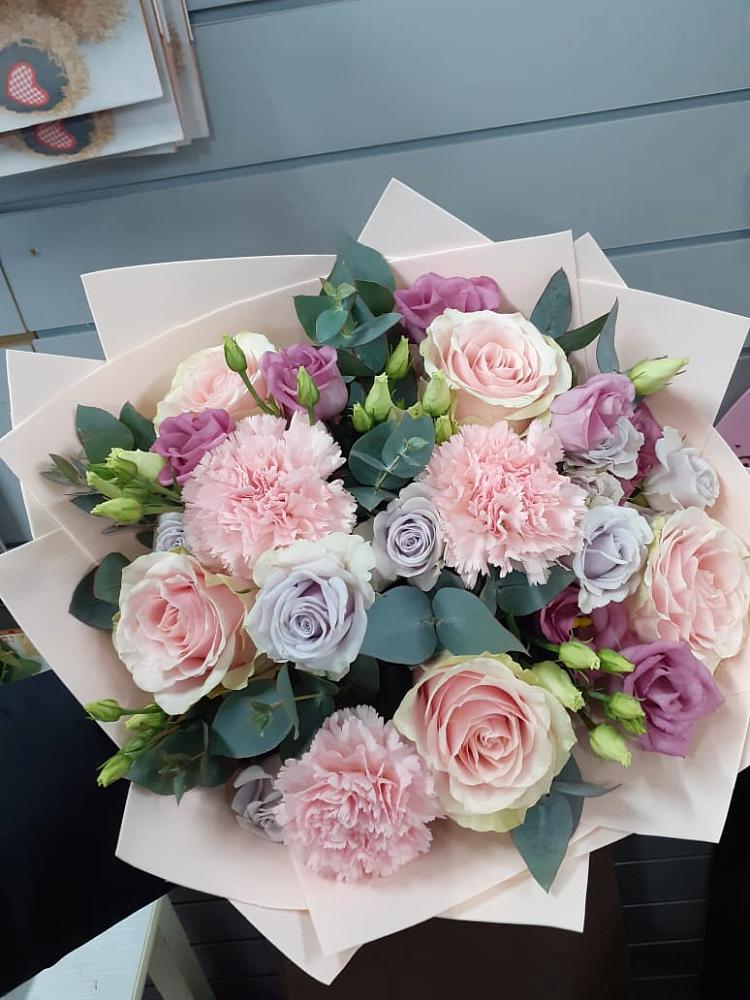 Букет цветов из: Розы, Гвоздики и Лизиантусы в Новой Деревне