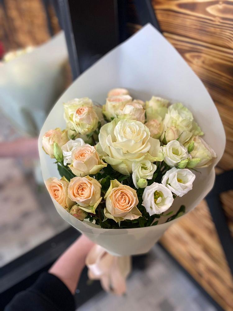 Букет цветов из: Розы и Лизиантусы в Новой Деревне